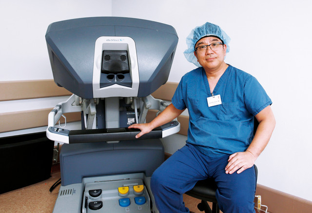 Dr. Pengfei Wang, Director, Robotic and Minimally Invasive Gynecologic Surgery, alongside the da Vinci™ Xi Surgeon Console.